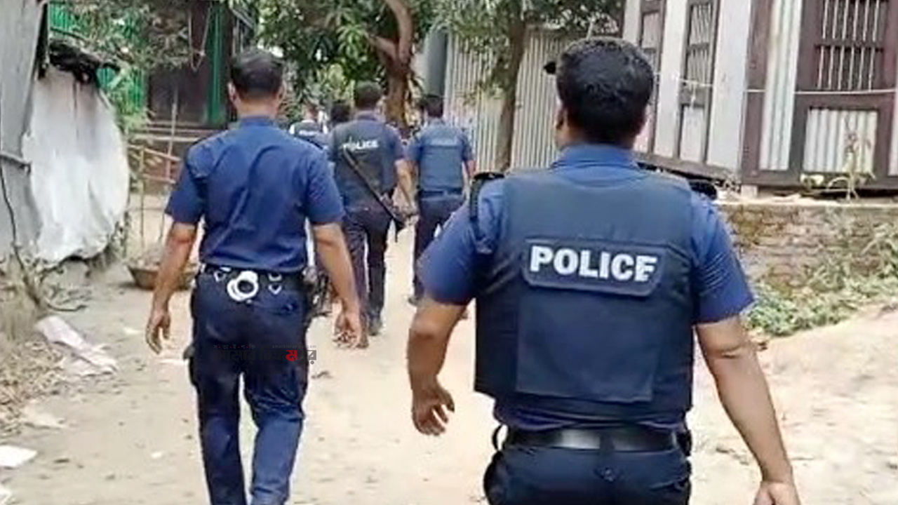 পুলিশের ‘বিশেষ’ অভিযানে মোল্লাকান্দি থেকে আটক ১১