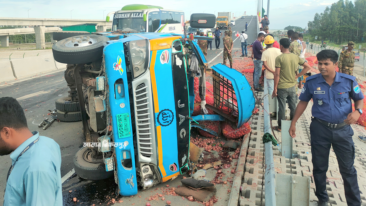 পদ্মা সেতুতে ট্রাক উল্টে আহত ৩