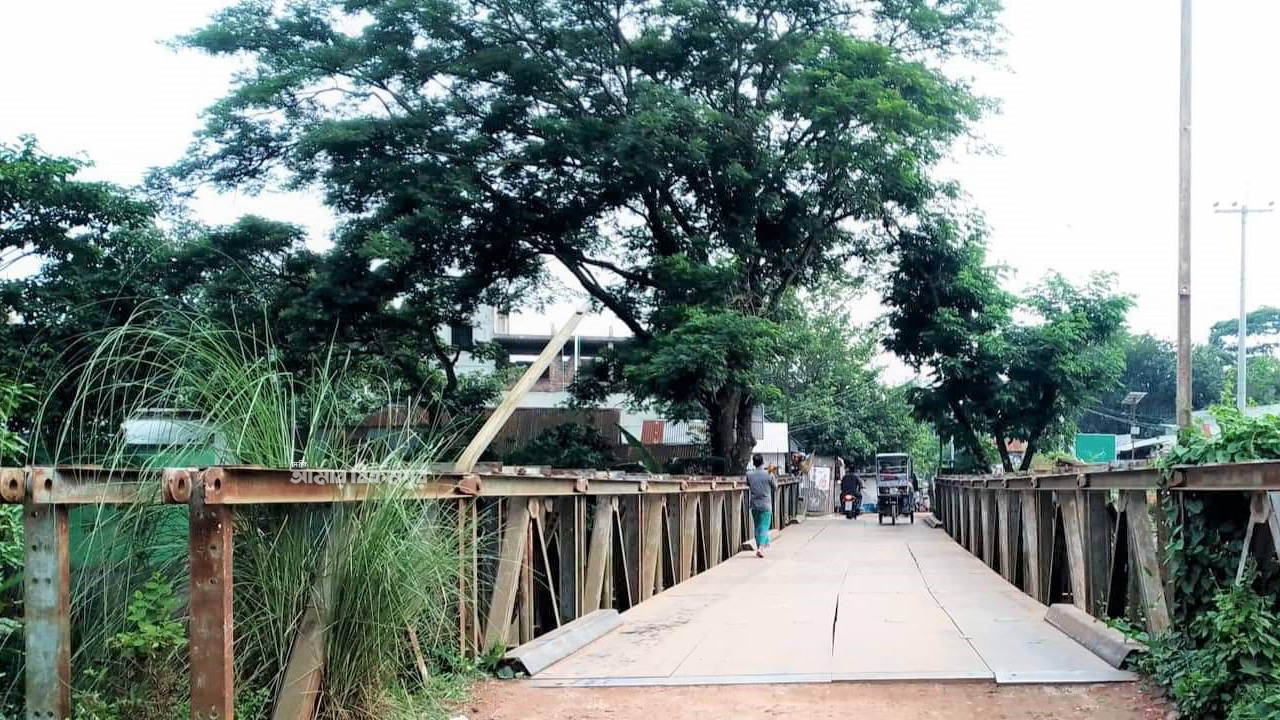 পুরা বেইলি ব্রিজ: দুই বছর ধরে ঝুলছে সেতু নির্মাণ কাজ