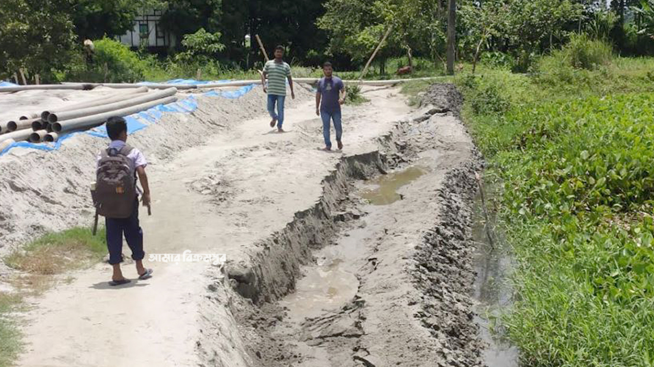 শ্রীনগরে অবৈধ ড্রেজারের পানির চাঁপে রাস্তা ভাঙ্গার অভিযোগ
