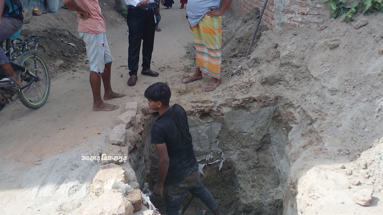 শ্রীনগরে ব্যক্তিস্বার্থে সরকারি আরসিসি রাস্তা কেটে পয়ঃনিস্কাশন লাইন