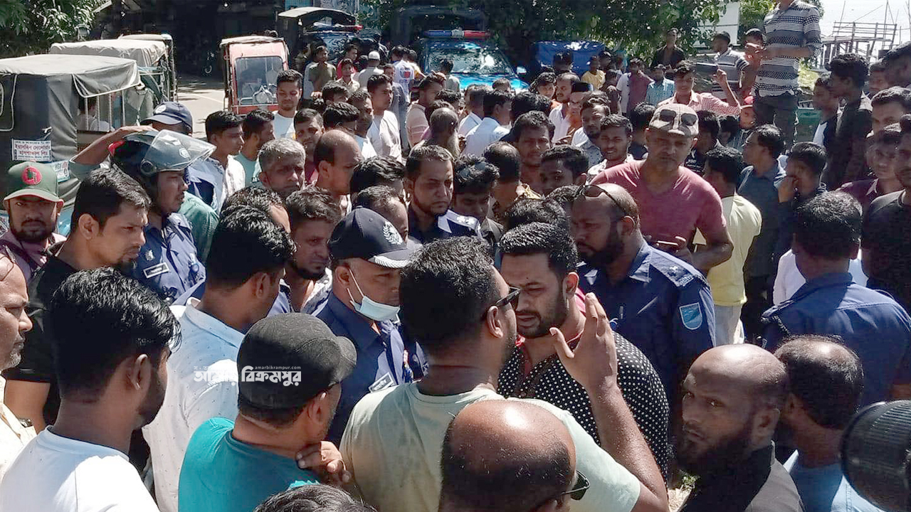 মুন্সিগঞ্জে বালুদস্যুদের বিরুদ্ধে মানববন্ধনে পুলিশের বাঁধার অভিযোগ