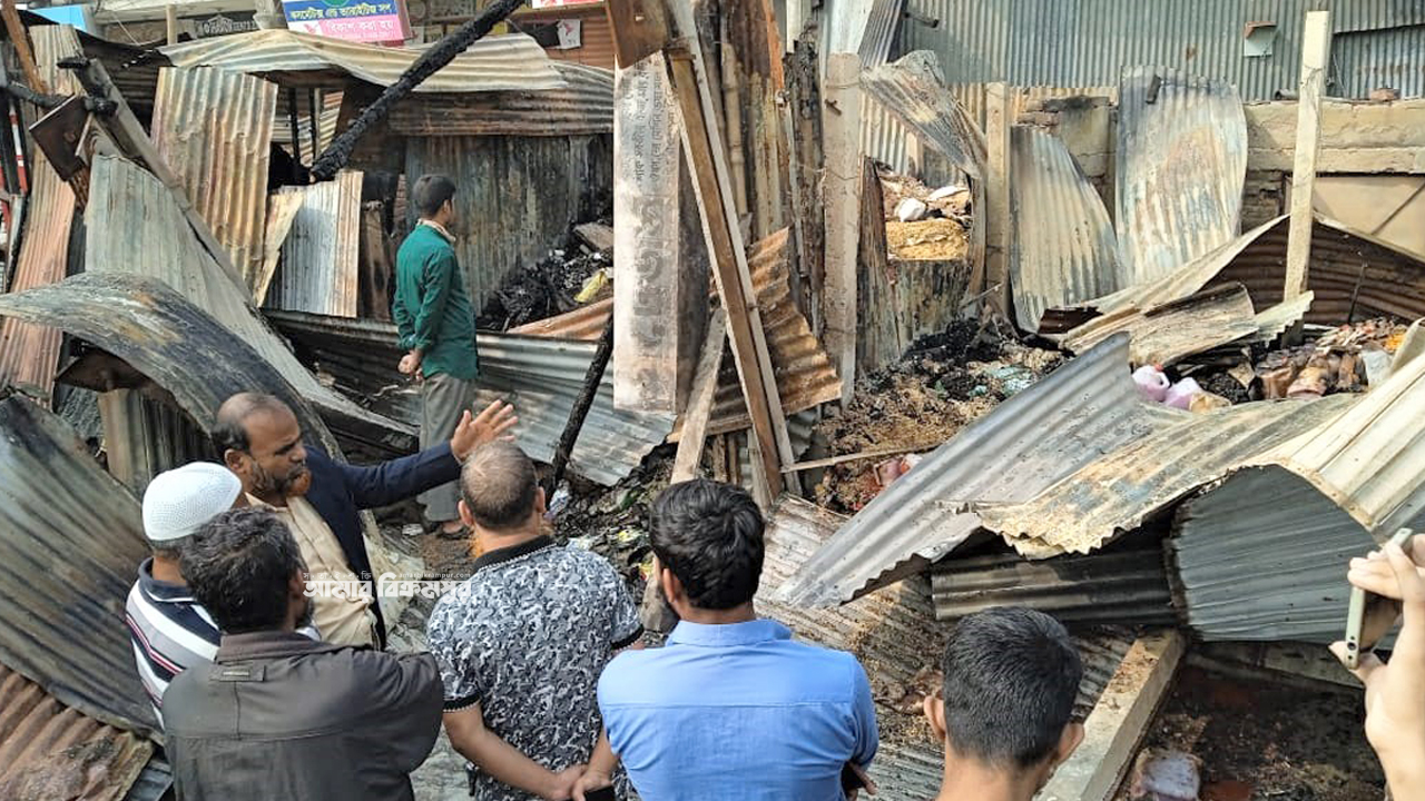 মুন্সিগঞ্জে মধ্যরাতে ৫ ব্যবসাপ্রতিষ্ঠানে আগুন