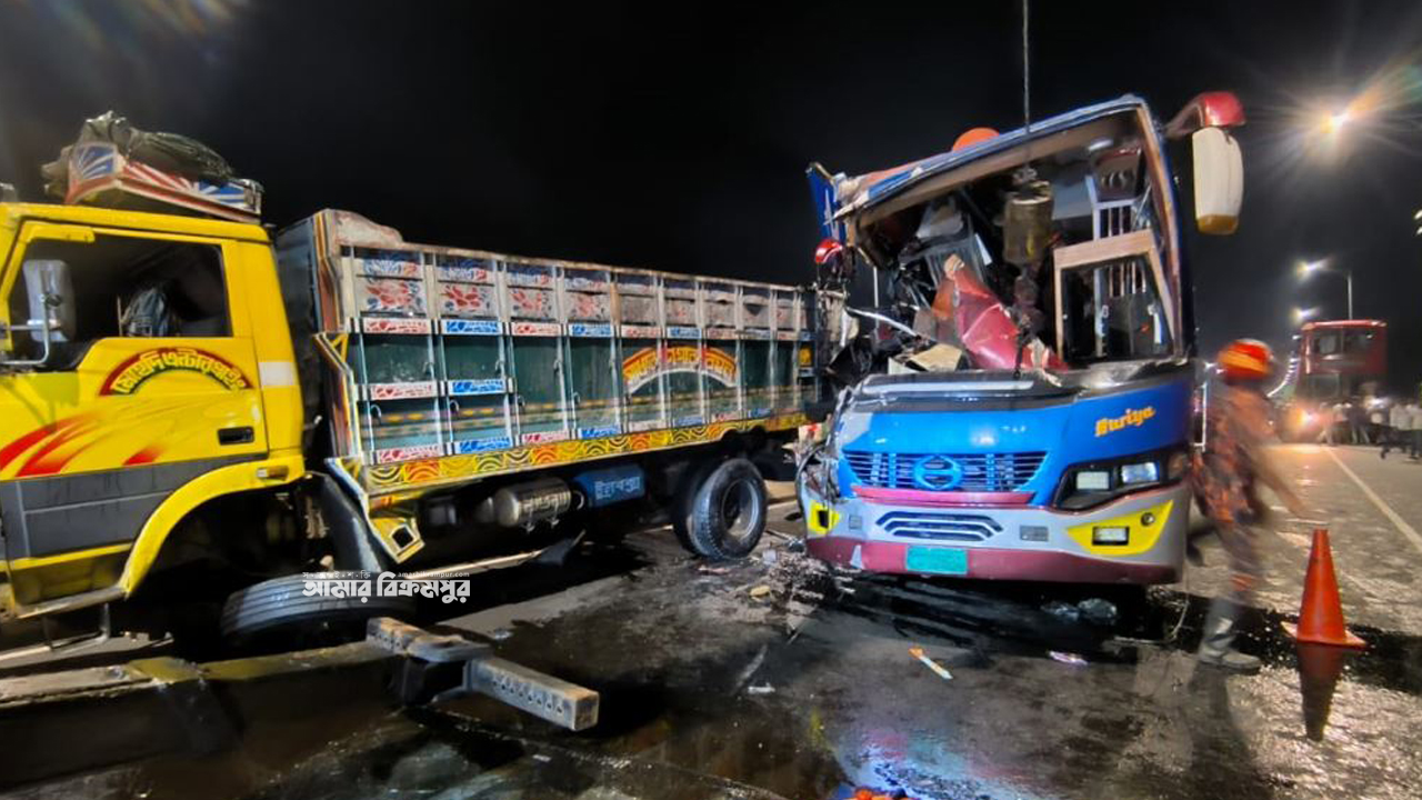 পদ্মা সেতুতে যাত্রীবাহী বাসের সাথে ট্রাকের সংঘর্ষে নিহত ২