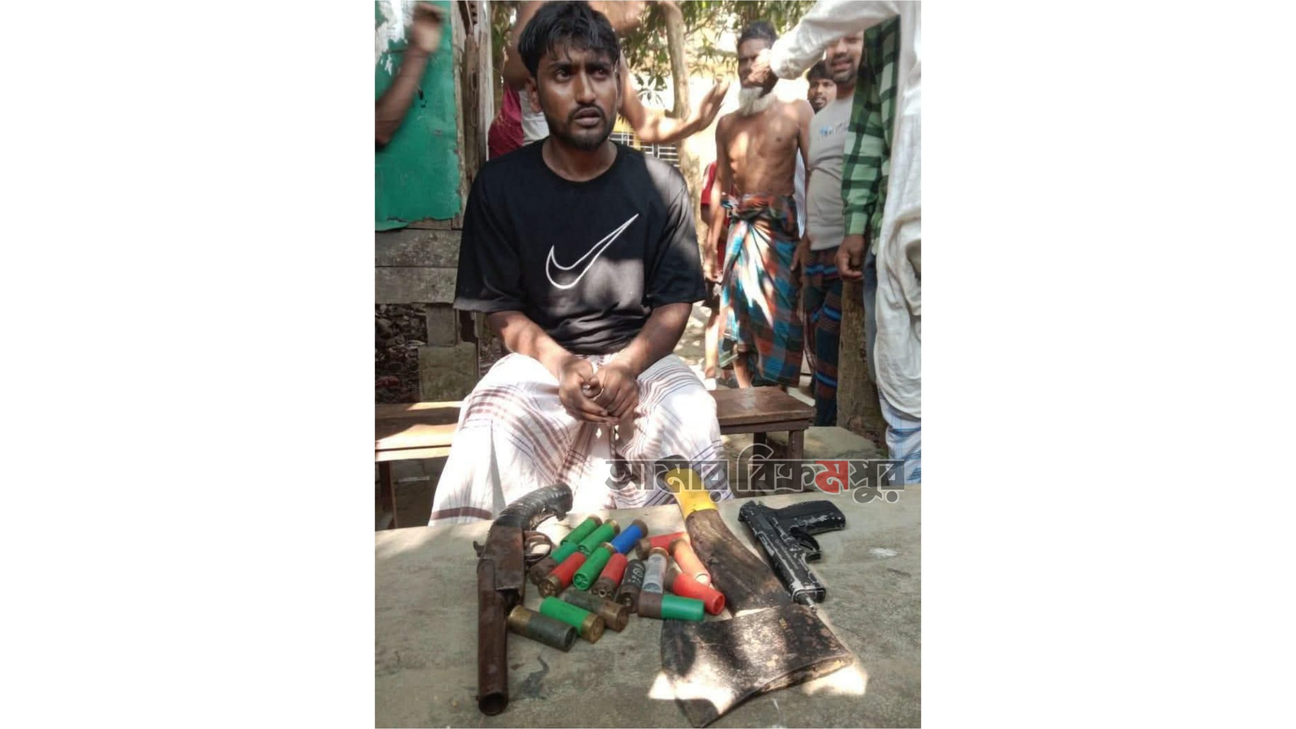 মুন্সিগঞ্জে অস্ত্রসহ যুবককে আটক করে পুলিশে দিল গ্রামবাসী