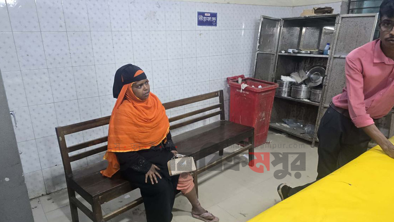 মুন্সিগঞ্জে ঝোপ থেকে বেরিয়ে হঠাৎ শিয়ালের কামড়, আহত দুই নারী