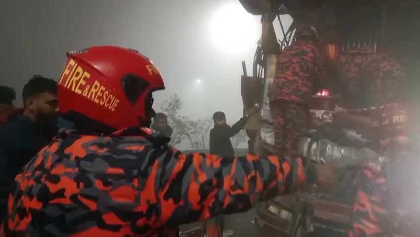 ঘন কুয়াশায় মাওয়া এক্সপ্রেসওয়েতে পৃথক ৩ দুর্ঘটনায় ক্ষতিগ্রস্থ ৭ যানবাহন, আহত একাধিক